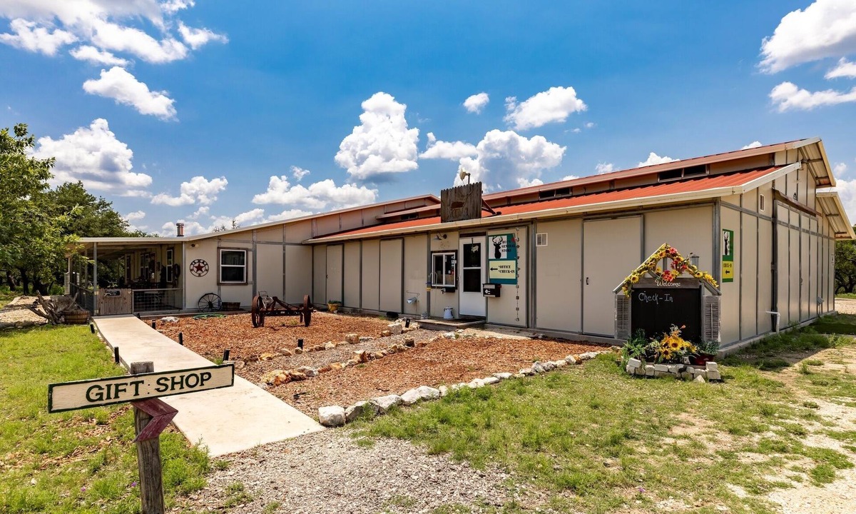 Mountain Home Cabin | Buckskin Lodge - 2 Bedroom Full-sized Ranch House in the Texas Hill Country near Kerrville & Fredericksburg