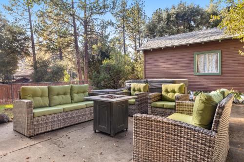 Pine Valley House | Buckthorn Beauty: Private Hot Tub & Lounge Space