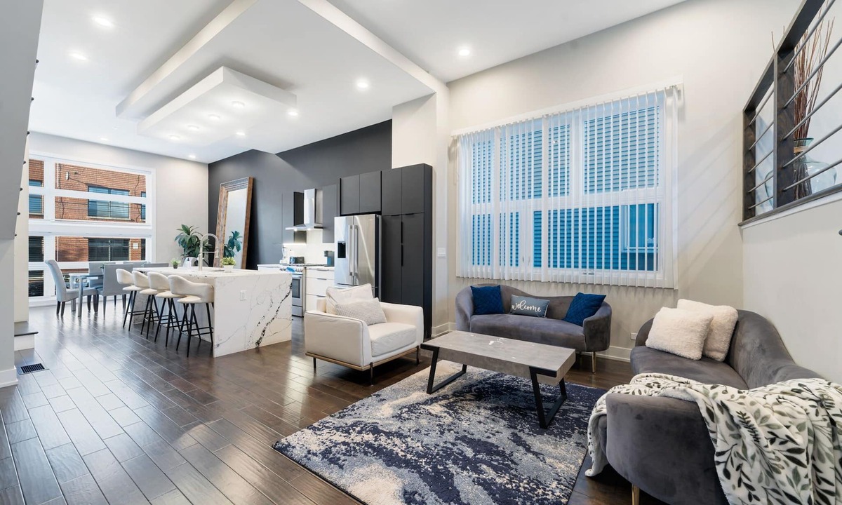West Bucktown House | Bucktown Home - Rooftop Deck, Game Rm, & Garage
