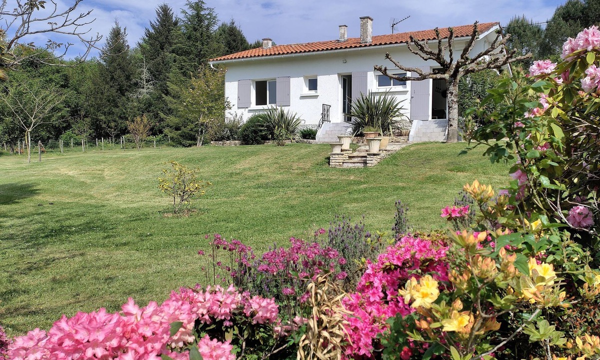 Cercoux House | Bucolic house with its pond