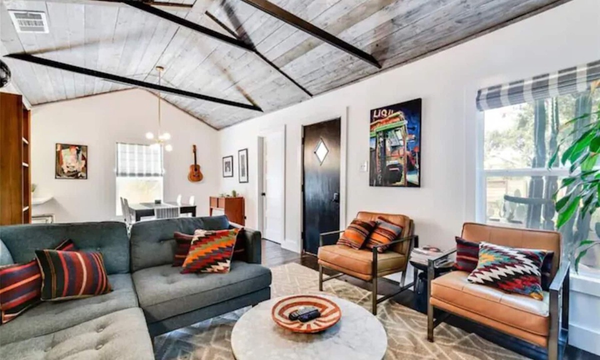 Govalle House | Buddy's East Austin Oasis + Sparkling Pool!
