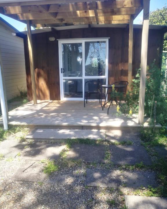 Waihi Beach Apartment | BUDGET CABIN ACCOMMODATION - bed shower toilet