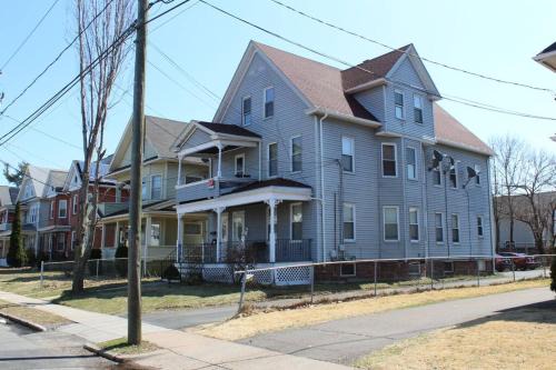 Hartford Apartment | Budget Cozy Home