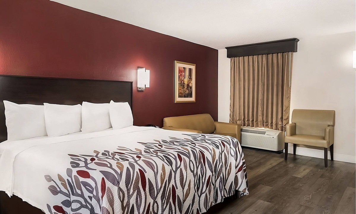 Tupelo Hotel | Budget-friendly Accommodation | Free Breakfast, Pets Allowed | Near Tupelo Zoo