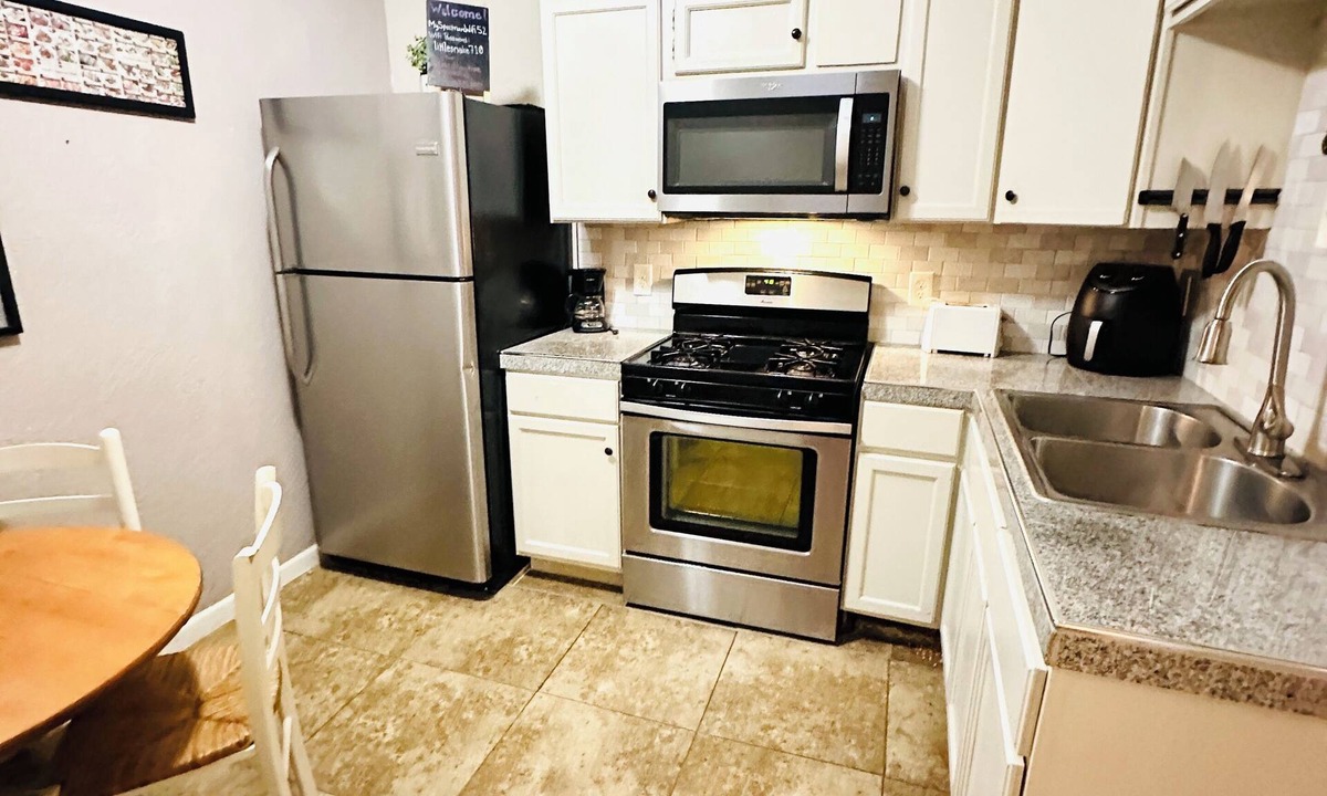 Shearer Hills - Ridgeview House | Budget Friendly, Everything Nearby, Quiet & Safe, 1 queen, 1 Twin, 1 Sofa-bed