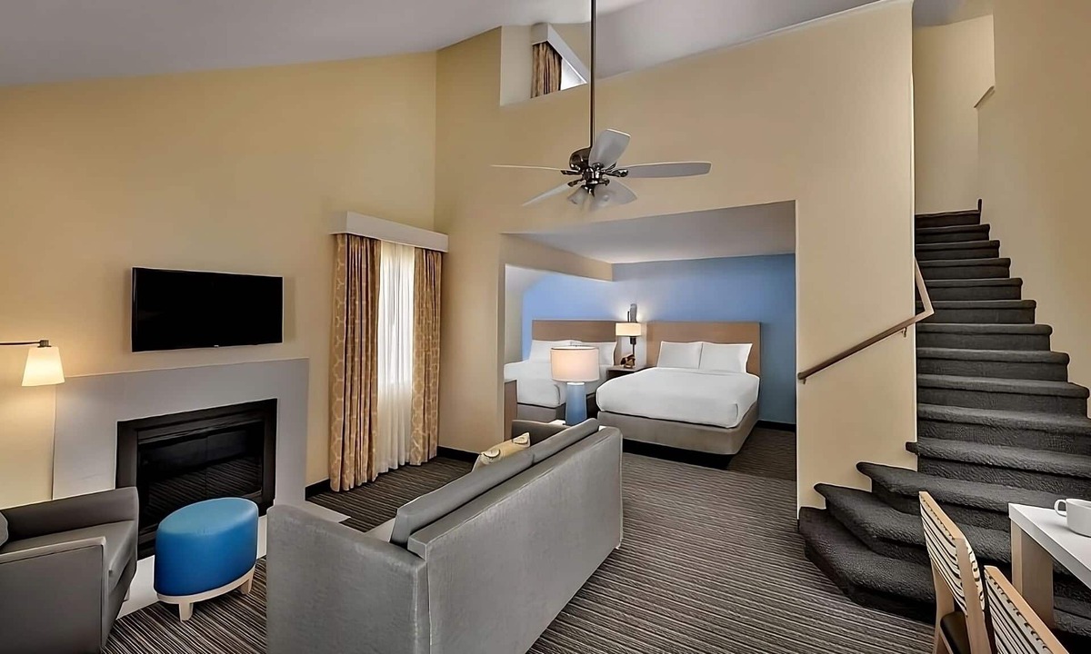 Newark Hotel | Budget-Friendly Getaway! 2 Modern Units, Pet-Friendly, with Free Breakfast