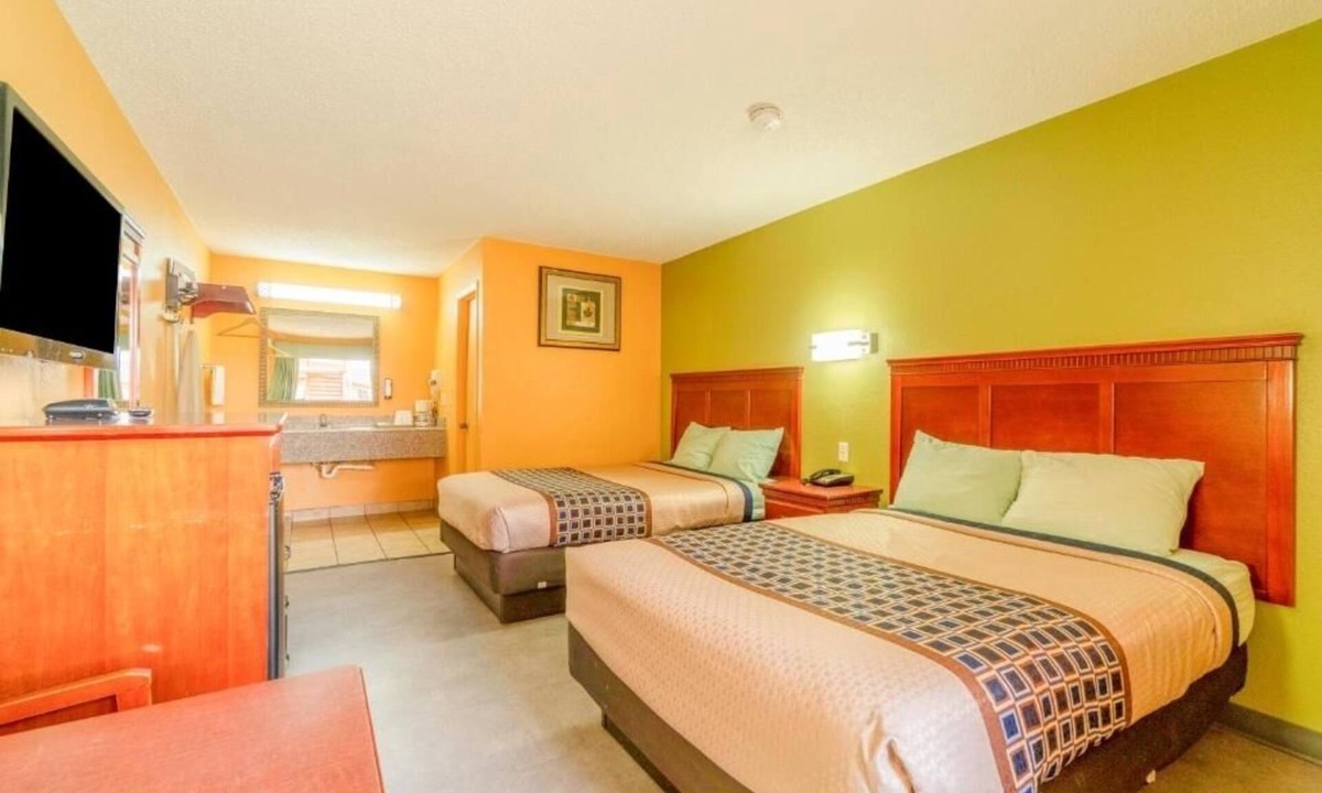 Denver City Hotel | Budget-Friendly Room Stay w/2 Full Beds & Relaxing Bathtub