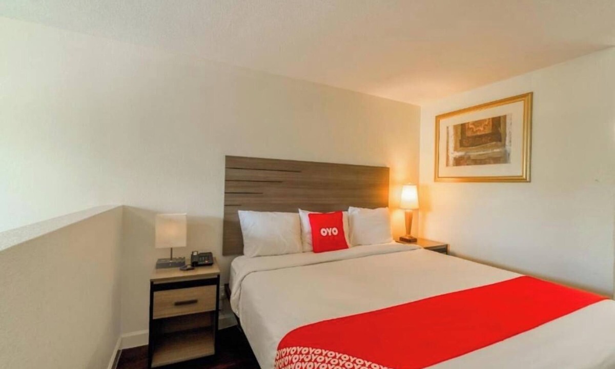 FM 1960 Hotel | Budget-Friendly Room Near Six Flags, Perfect for Fun Seekers