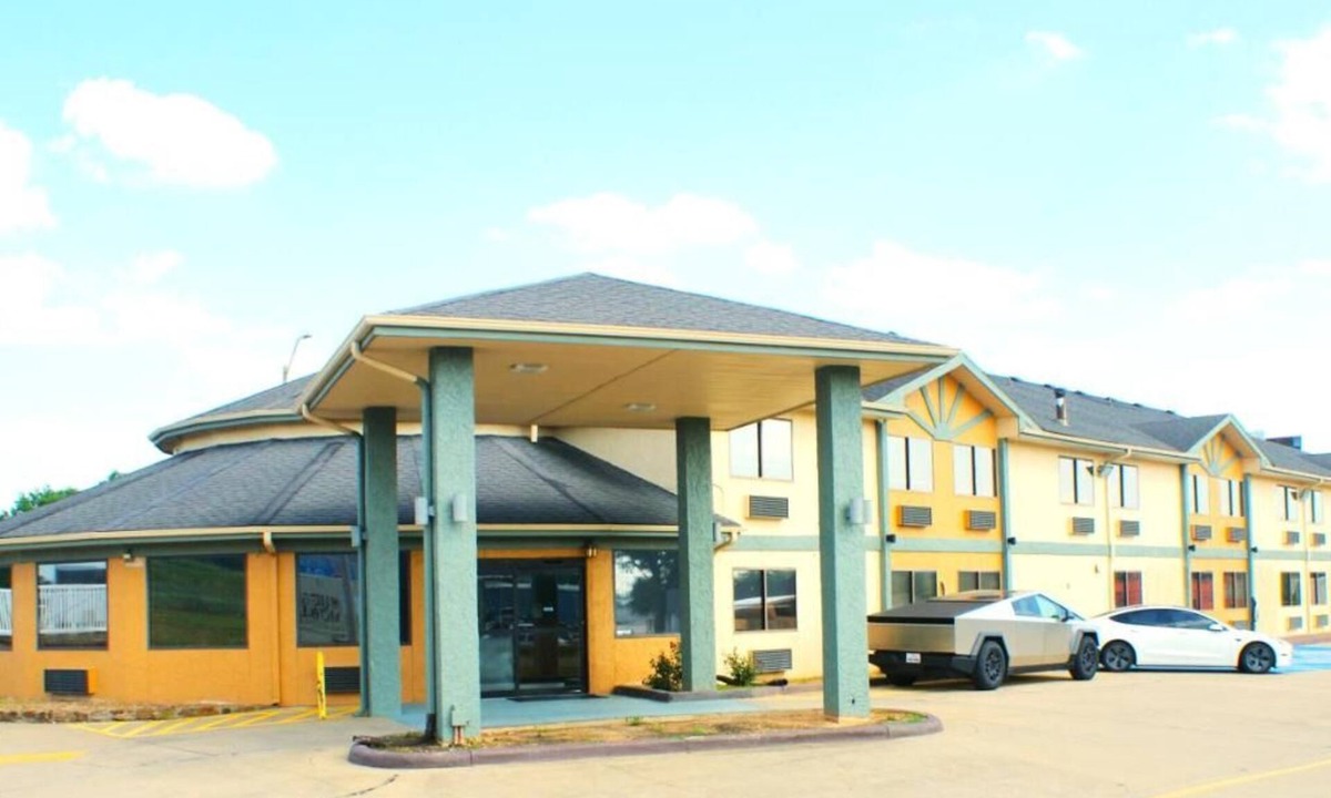 Van Buren Hotel | Budget-friendly Room Perfect for Couple Stay | Complimentary Breakfast
