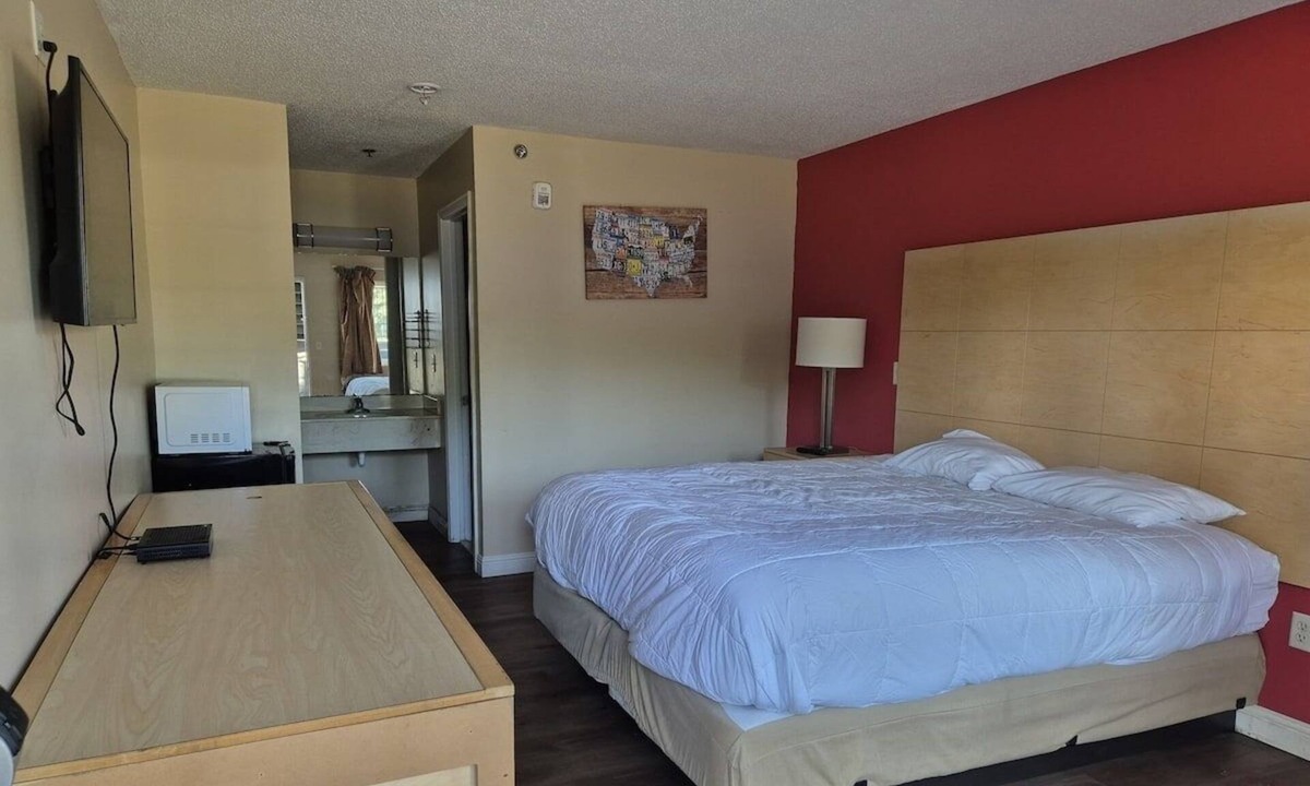 Chickamauga Hotel | Budget-friendly Unit Perfect for History Enthusiasts' Getaways