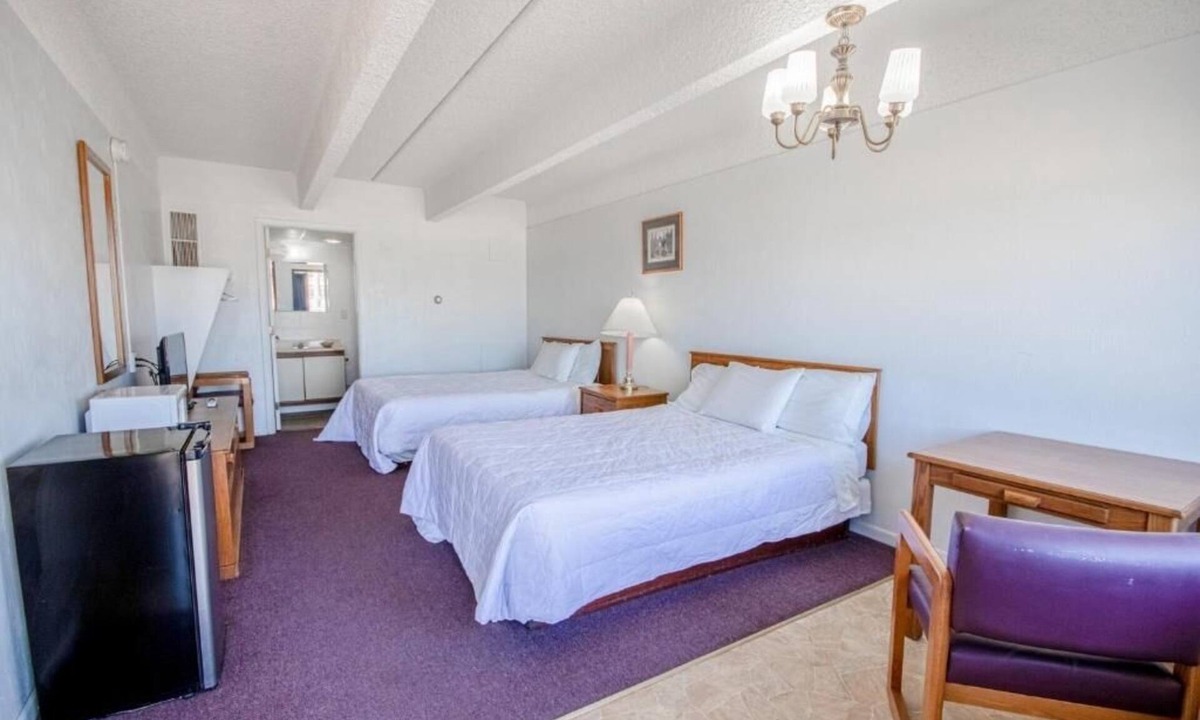 Osborne Hotel | Budget-Friendly Room Perfect for Road Trippers w/Free Parking