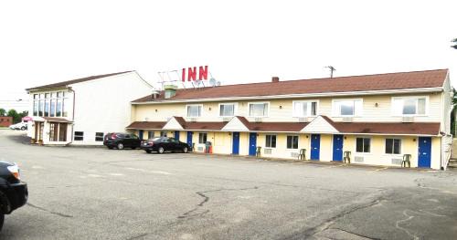 Waterville Hotel | Budget Host Airport Inn
