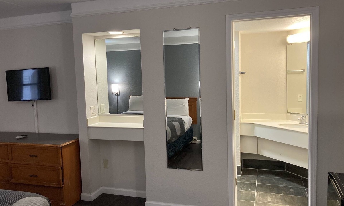 Little Rock Hotel | Budget Host Inn- Medical Center
