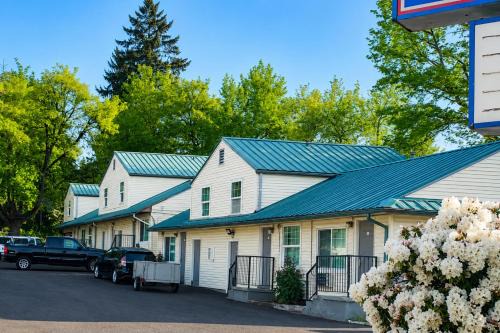 Multnomah Village Hotel | Budget Lodge by OYO Portland West