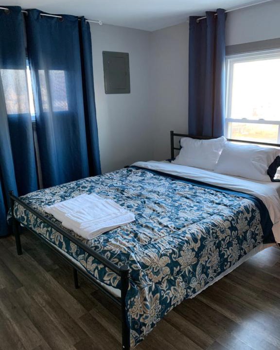 Pontiac House | Budget Room in Pontiac House near Downtown Pontiac Affordable to Stay