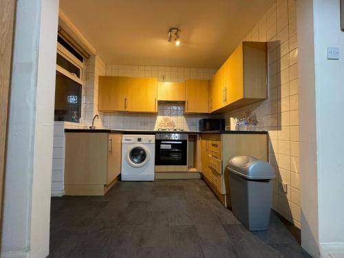 Luton House | Budget Stay In Luton 02 04