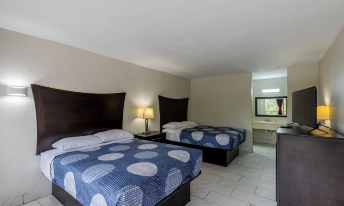 Beeville Hotel | Budget Stay Near Beeville Country Club – 4 Rooms w/Free Parking