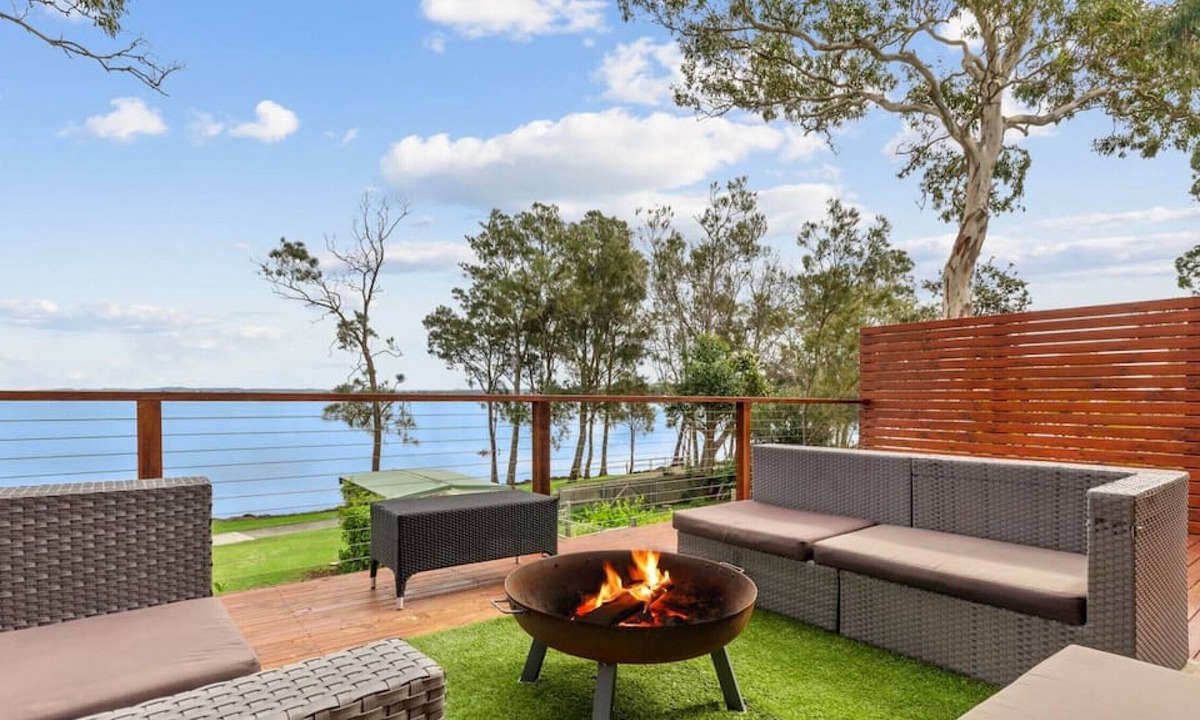 Budgewoi House | Budgewoi Front Lake Oasis