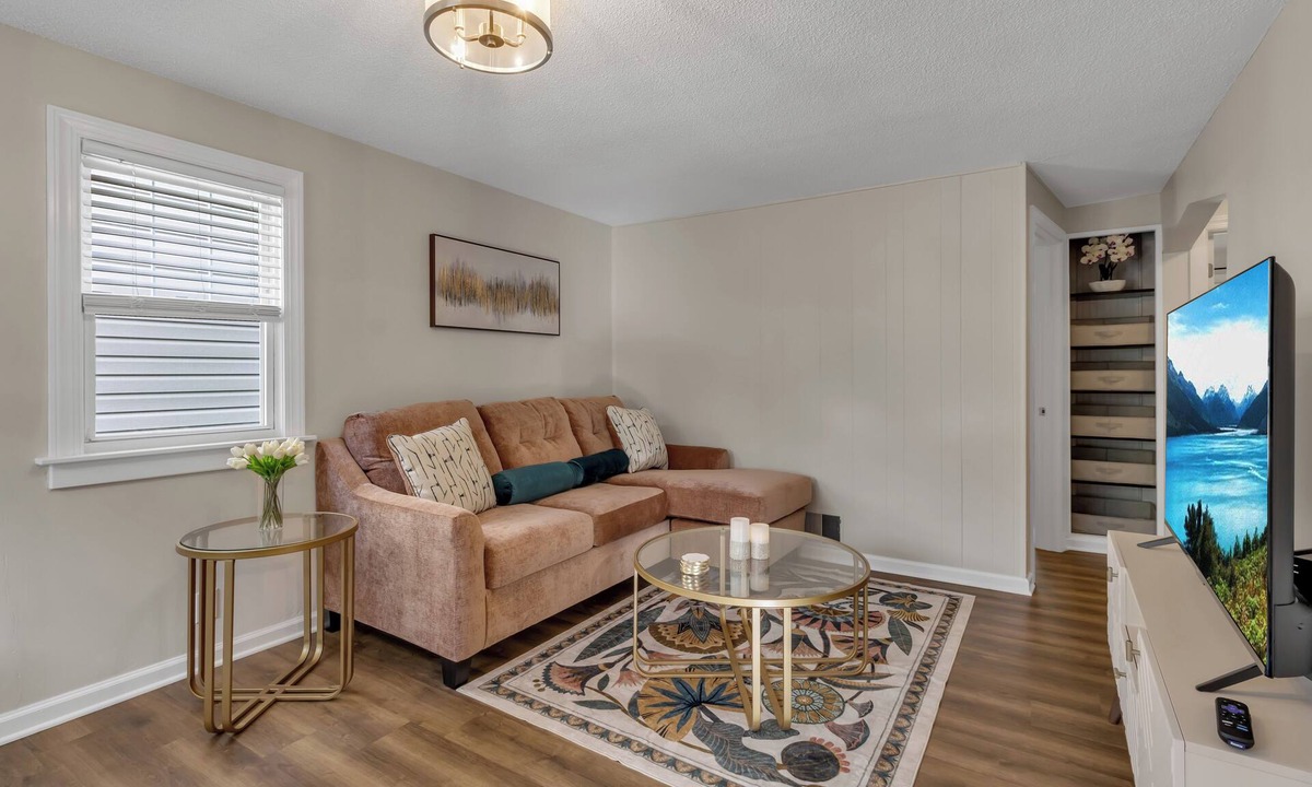 Kenmore Apartment | Buffalo/Kenmore Stylish 2-Bedroom, 1 Bathroom Lower Apt. Unit