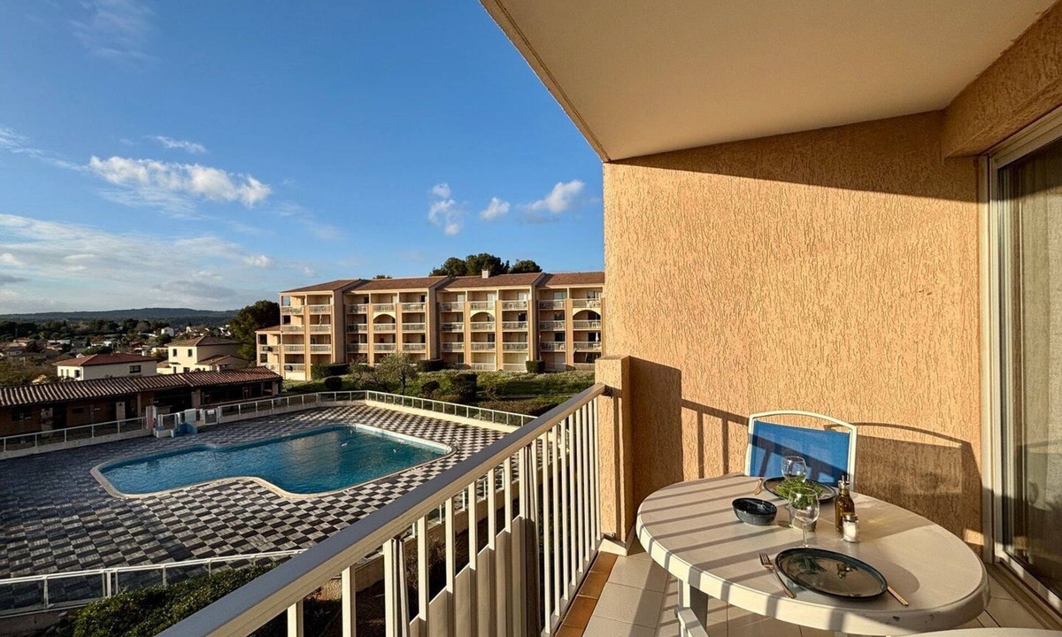 Balaruc-les-Bains Condo | Bulle de Thau, pool and pine grove