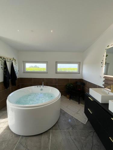 Mouzillon Villa | Bulles & Vignes - SPA Balnéo