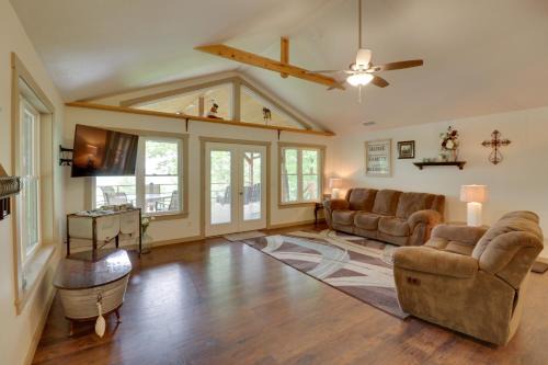 Mountain View House | 'Bullfrog Bluff' Mountain View Cabin w/Deck!