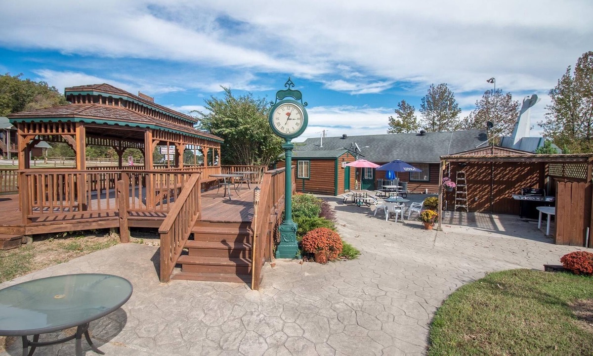 Poplar Bluff Hotel | Bullwinkles Rustic Lodge