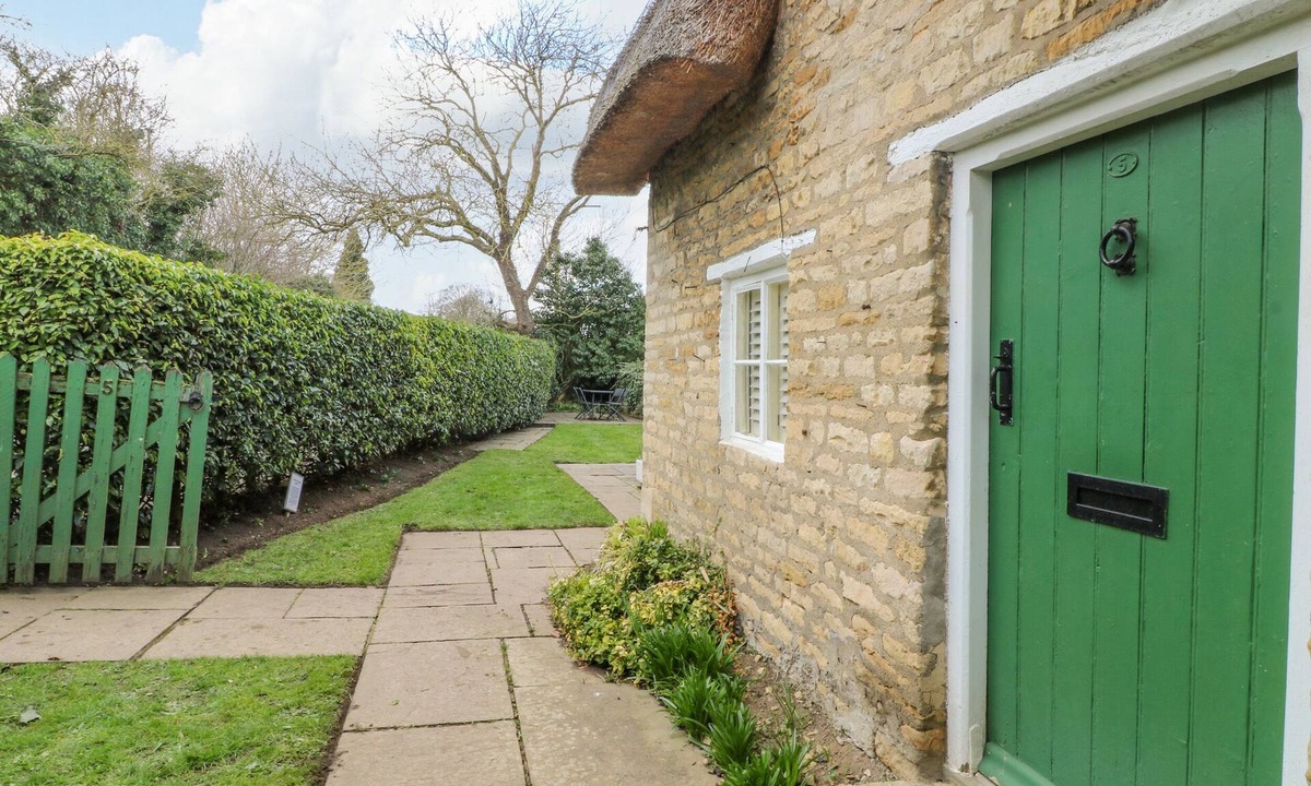 Barrowden Cottage | Bumble Bee