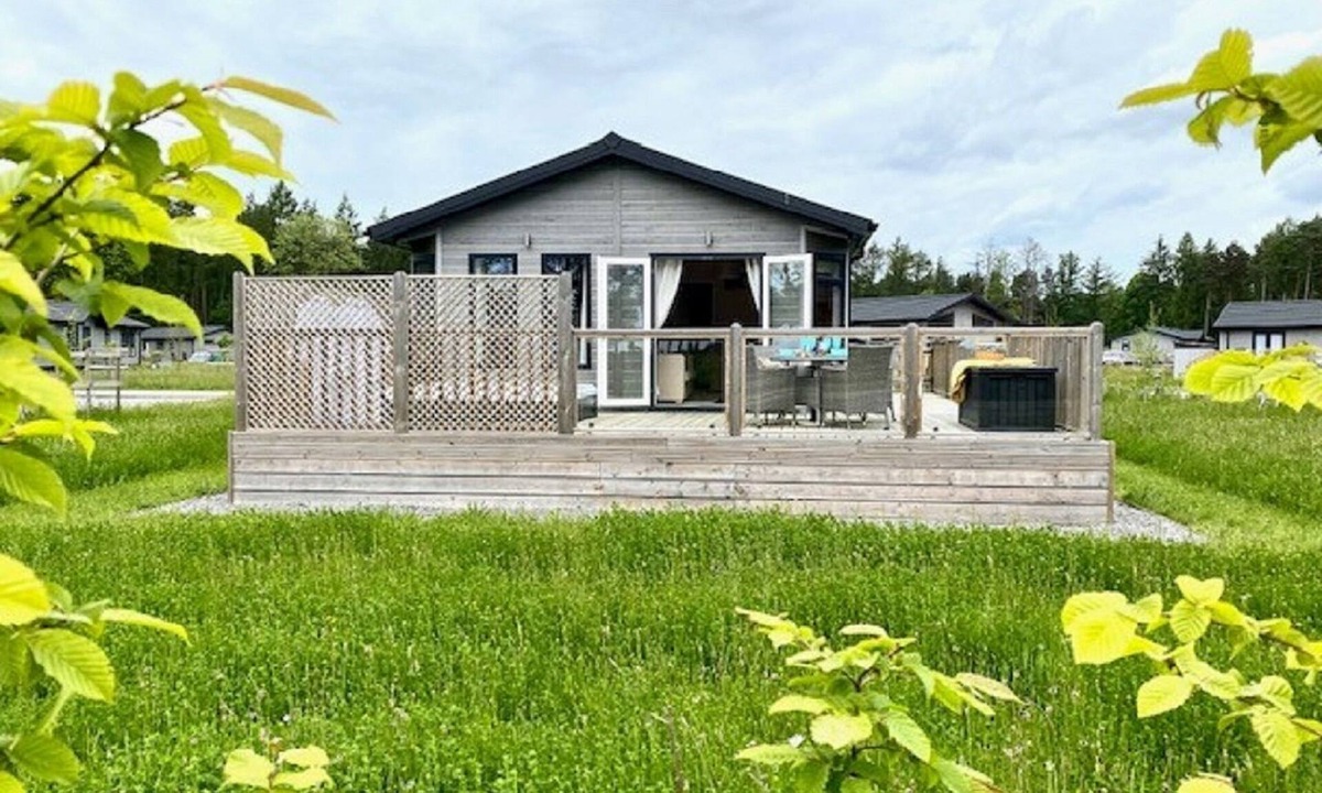 Ryther Apartment | Bumblebee Lodge - Lodge with Hot Tub