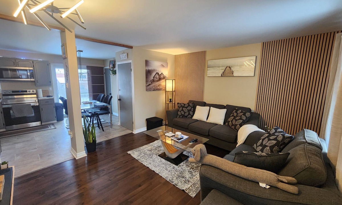 Longueuil House | Bunga-lounge: 3 BDR, Pool, Parking