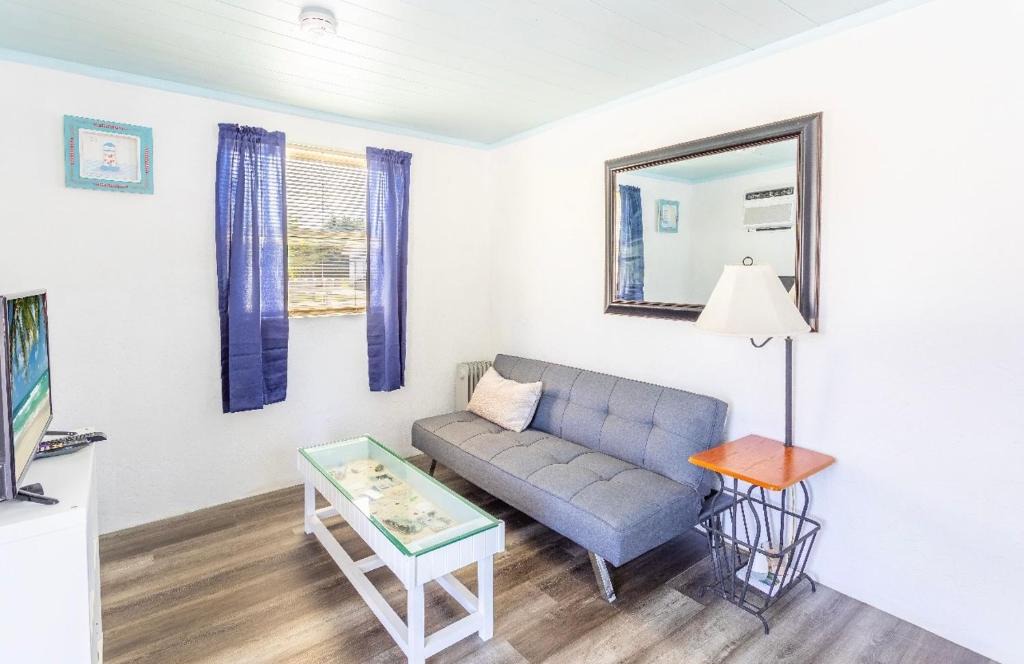 Englewood Apartment | Bungalow 1 minute from the beach suite #2
