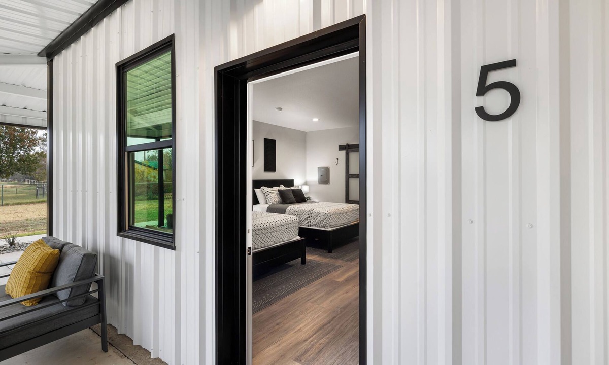 Dennis House | Bungalow 5 @ Barndo Bungalows