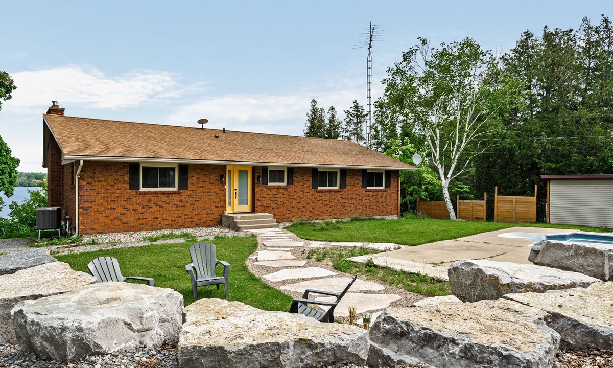 Wellington House | Bungalow Citron - Waterfront with Pool!