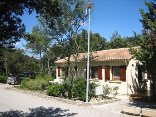 Vacquieres House | Bungalow Claret