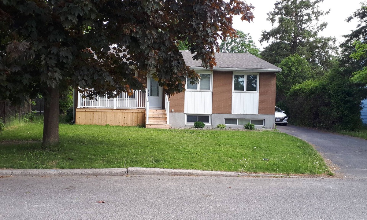Ottawa Division House | Bungalow close to downtown with 3 parking , 9 min from the airport