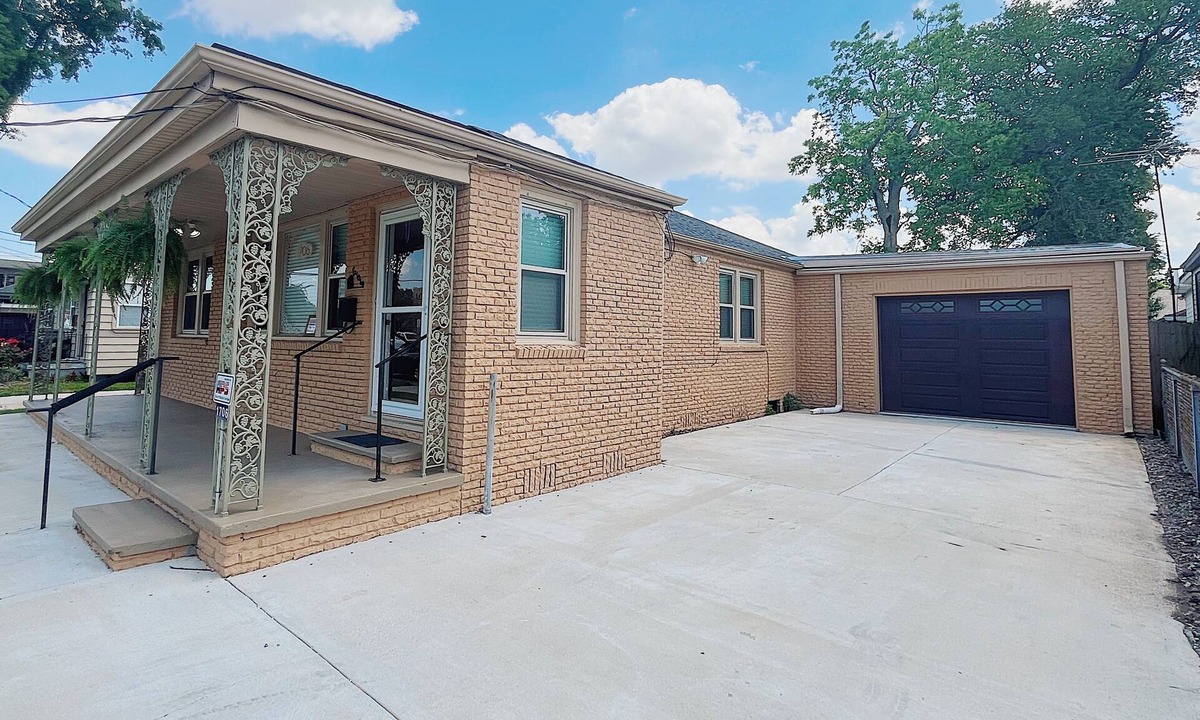 Kenner - Louis Armstrong International Airport House | Bungalow On The Blvd - Perfect for long stays, TVs in every room, ample parking!