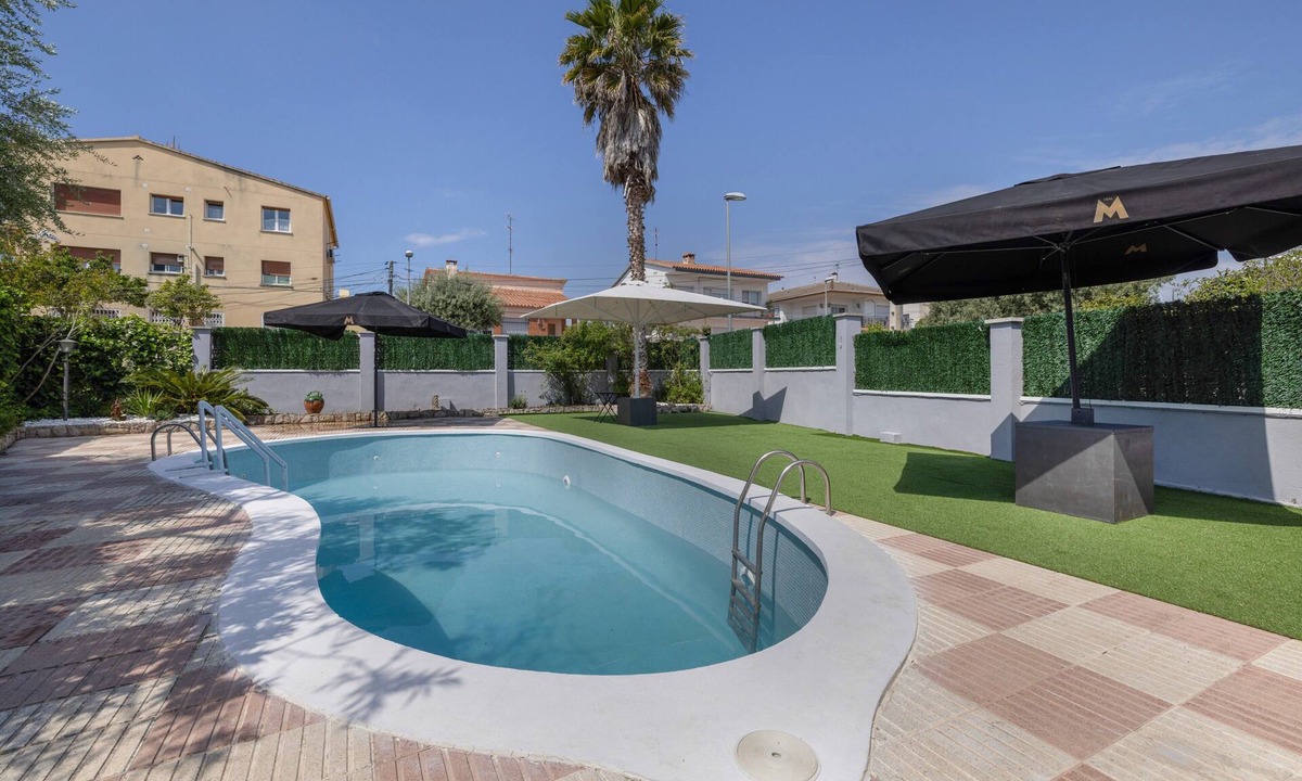 Cunit House | Bungalow with Private Pool, Wi-Fi and Air Conditioning