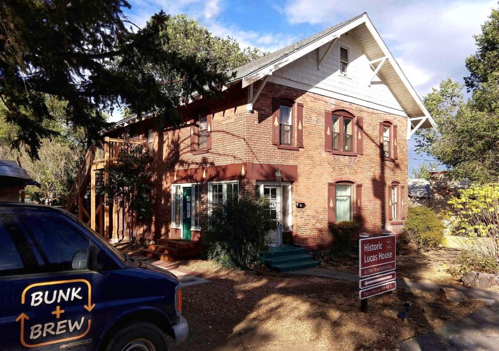 Bend Hostel | Bunk & Brew Historic Lucas House - Hostel