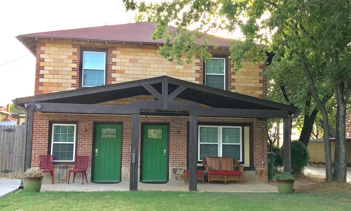 Central Arlington House | Bunk House on Elm in Historic Old Town Area of Arlington, Walk to AT&T Stadium