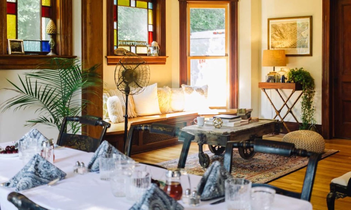 Burdett Bed & Breakfast | Burdett House Bed & Breakfast