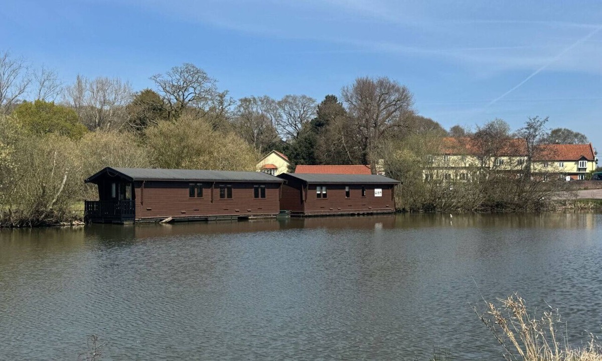 Smallburgh Boat Rental | Bure River Lodge Houseboat