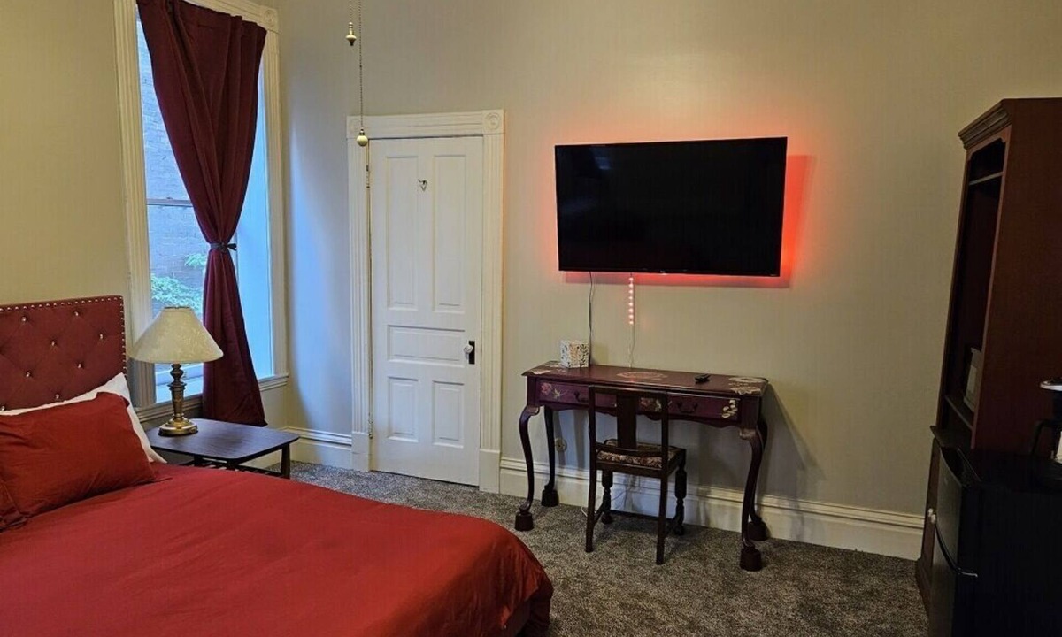 Lafayette Square House | Burgundy Room - LAFAYETTE SQUARE