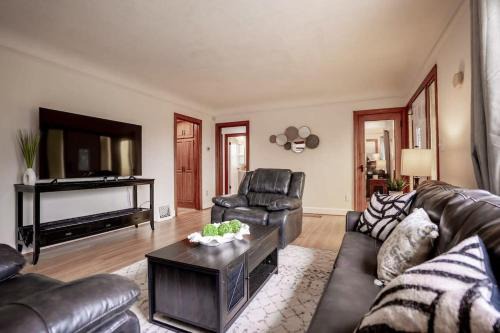 Burien House | Burien's 3-BR Middle Unit Retreat with Deck BBQ