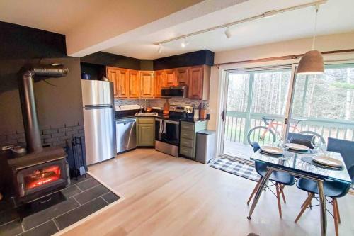 East Burke Apartment | Burke Abode - Trailside Condo with King & Full Beds