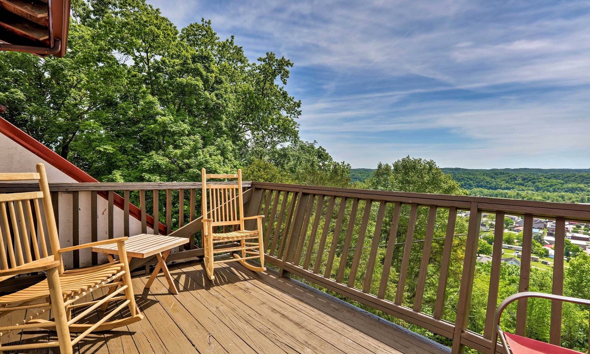 Burkesville Apartment | Burkesville Apt w/Deck, Views & Pool Access!