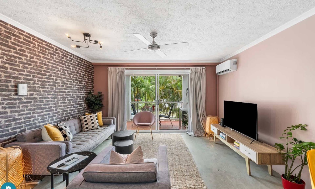 Burleigh Heads Apartment | Burleigh Beachside: Pool Parking & Beach Access