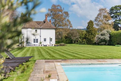 Charing House | Burleigh House by Bloom Stays