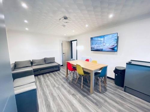 Peterborough Apartment | Burmer Central Bliss: Modern 3BR/1BA, Full Kitchen