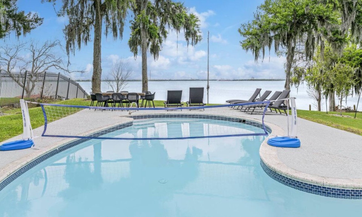 Baytown House | Burnet Bay Waterfront Pool Resort