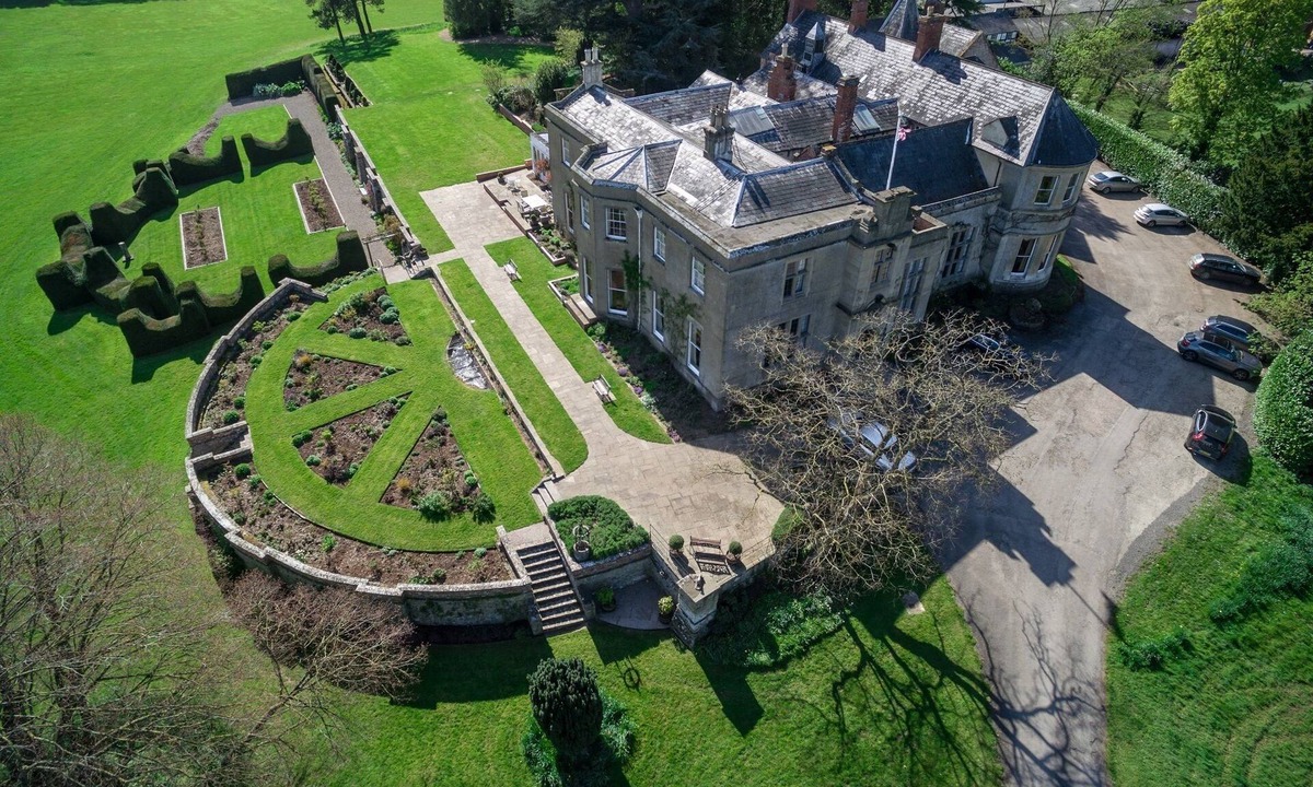 Leominster House | Burton Court